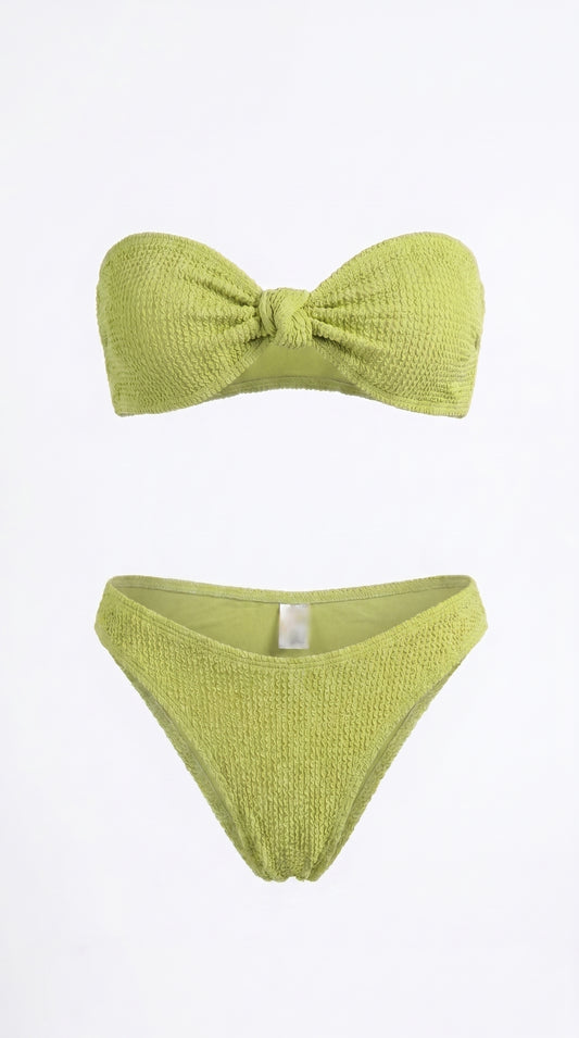 Bikini con nudo